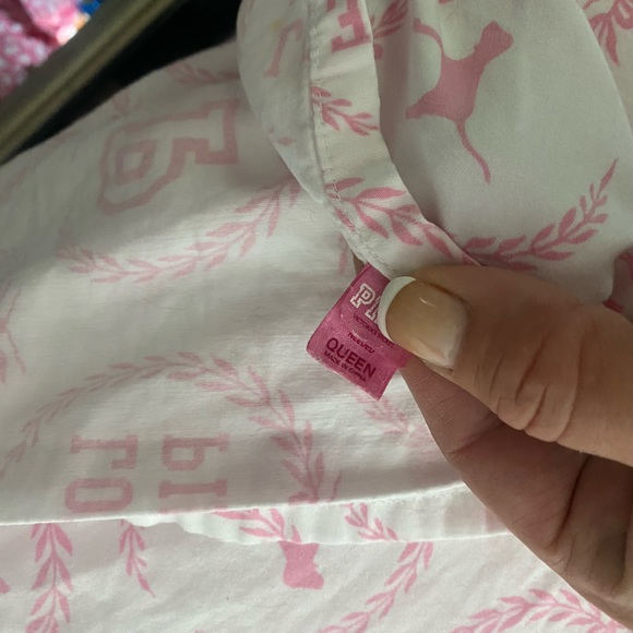 VS PINK MONOGRAM SHEET SET - QUEEN - Picture 2 of 3